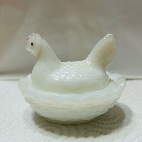 Vintage depression glass mini hen on nest. White with red comb, black eyes. - Picture 3 of 5